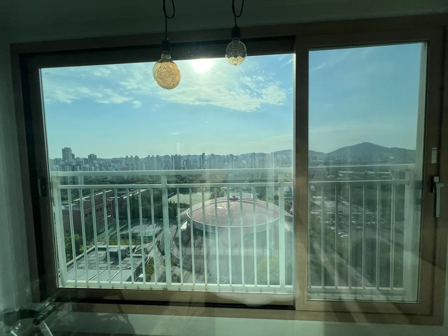 부천 아파트 창문사생활보호필름 시공 후 창가