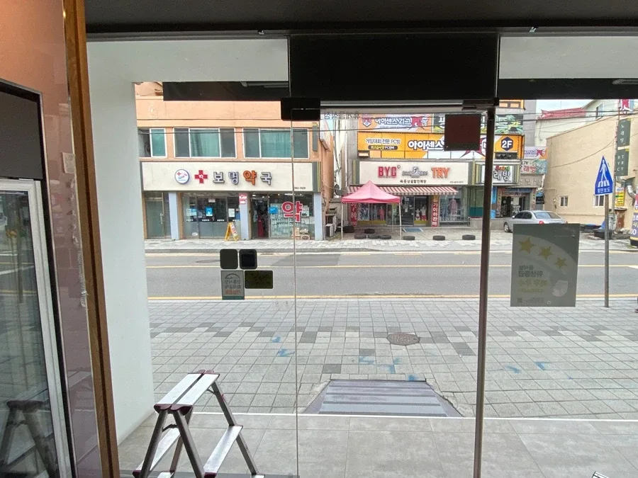 가평 매장 내부에서 본 창문사생활보호필름 시공 결과