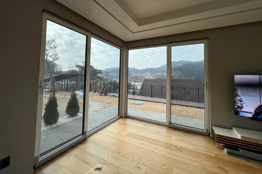 전원주택 거실 통유리창 창문사생활보호필름 시공 사례
