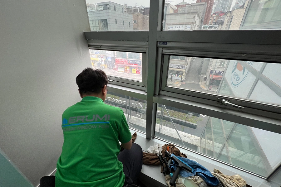 정릉 병원 창문사생활보호필름 시공 작업